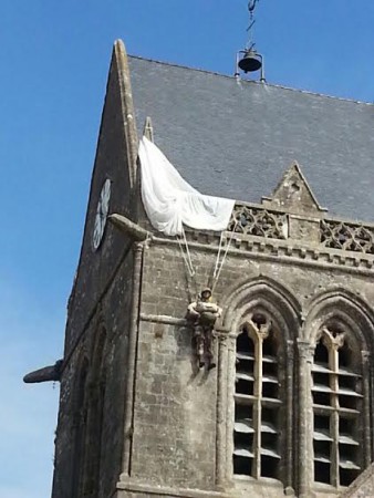 Le parachutiste sur le toit de l'église du village de Ste Mère Eglise.
